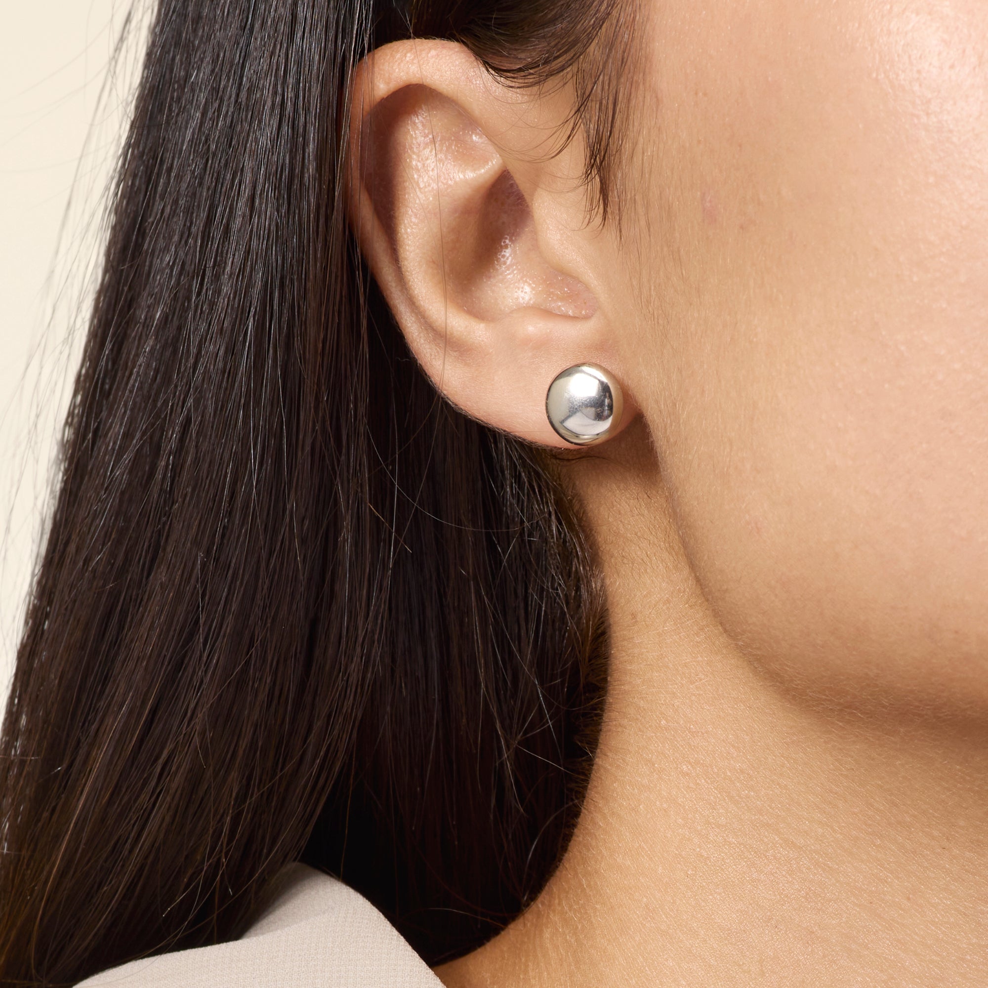 MEDIUM WHITE GOLD STUD EARRINGS WITH ROUND ELEMENT