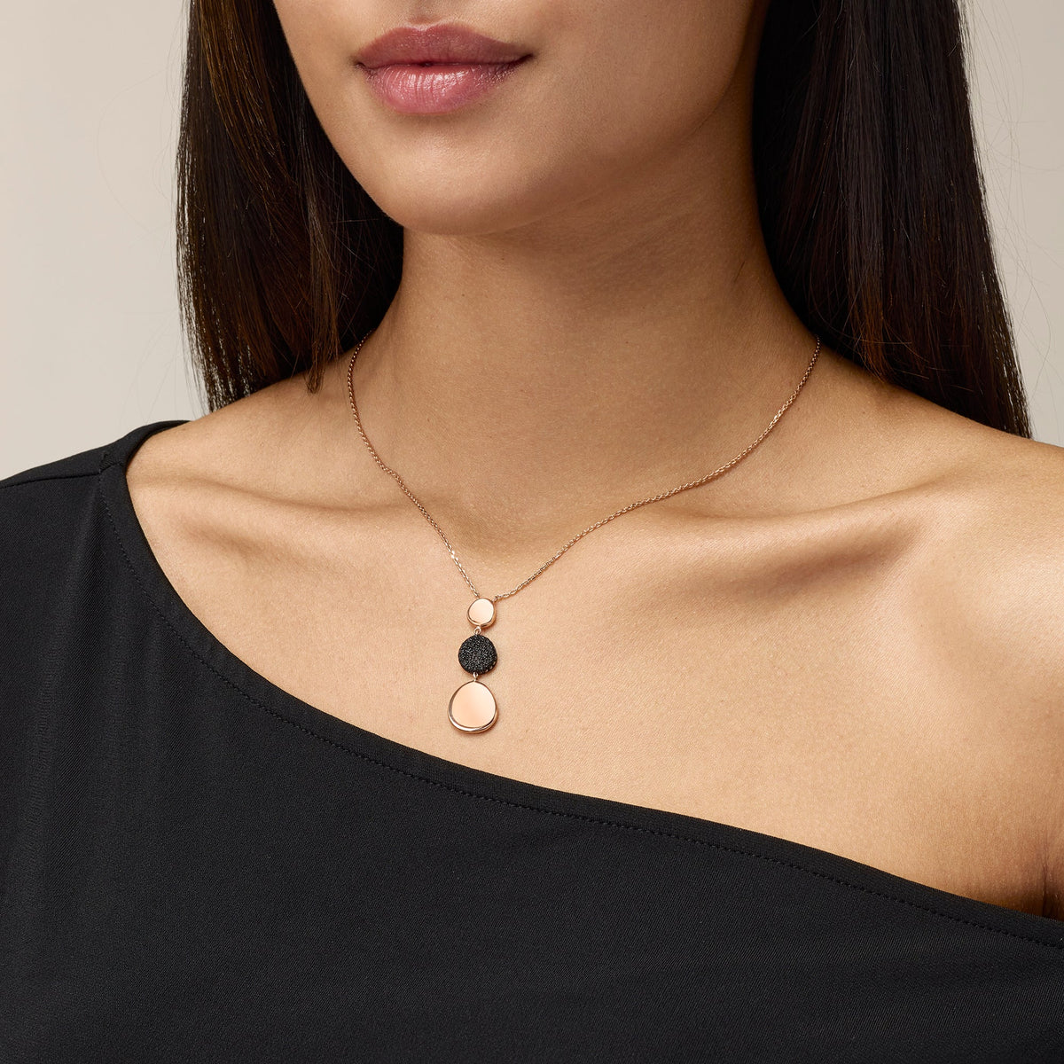 ROSE GOLD PENDANT NECKLACE WITH BLACK DIAMONDS