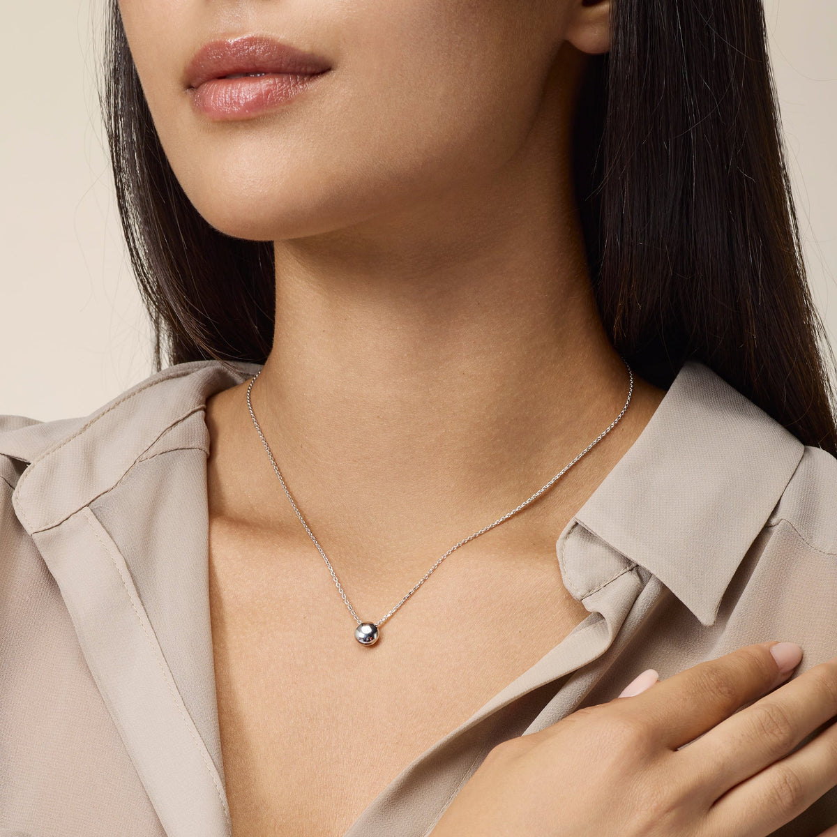 SMALL WHITE GOLD PENDANT NECKLACE WITH ROUND ELEMENT