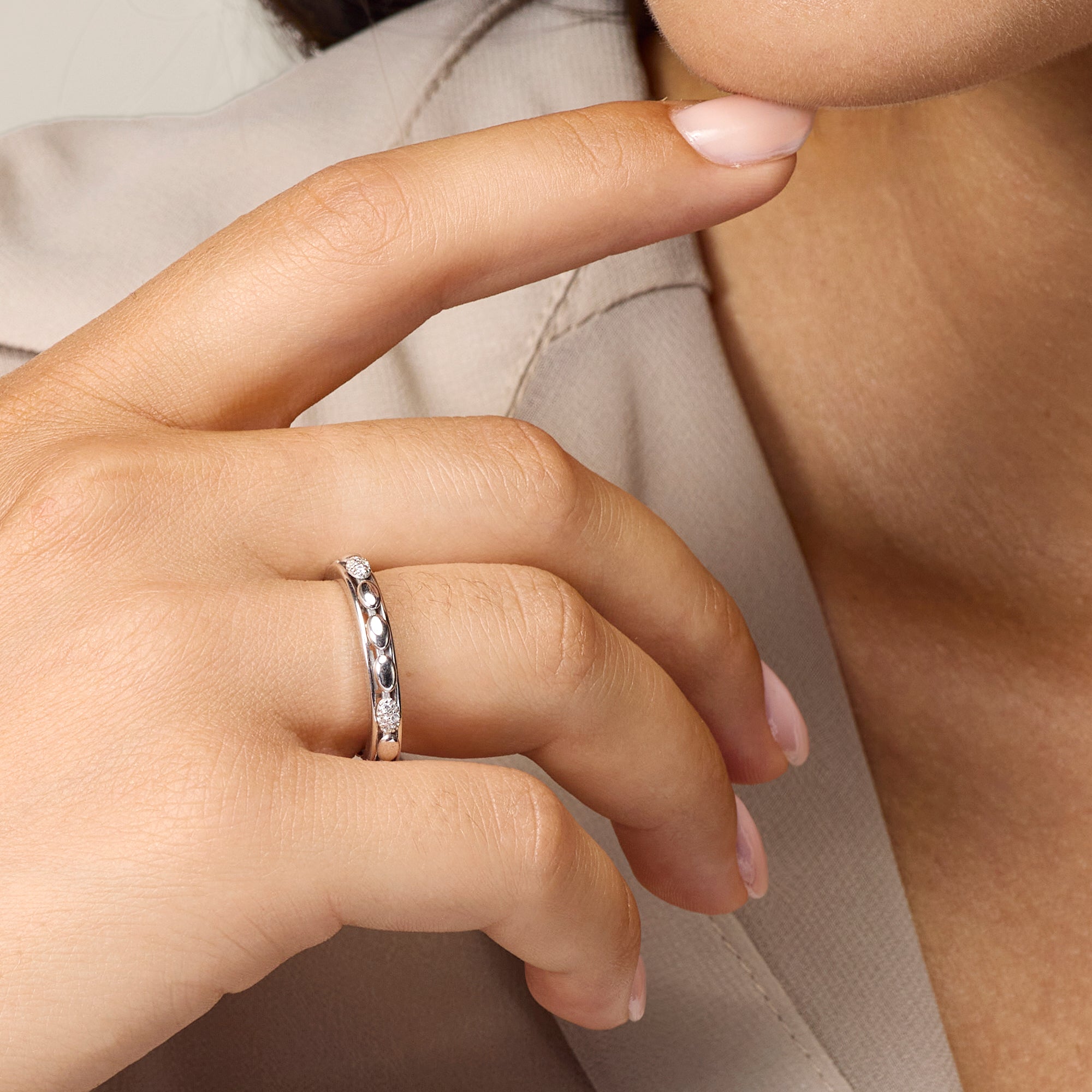 WHITE GOLD WEDDING BAND RING WITH DIAMONDS AND SMALL BEAD