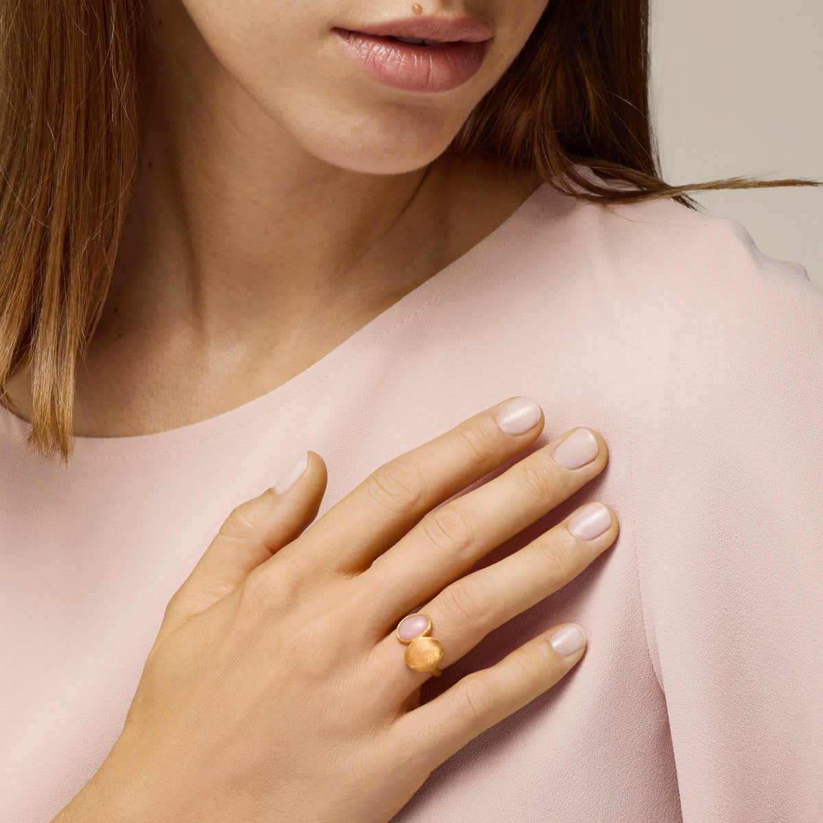 YELLOW GOLD BILOLOGY RING WITH PINK OPAL