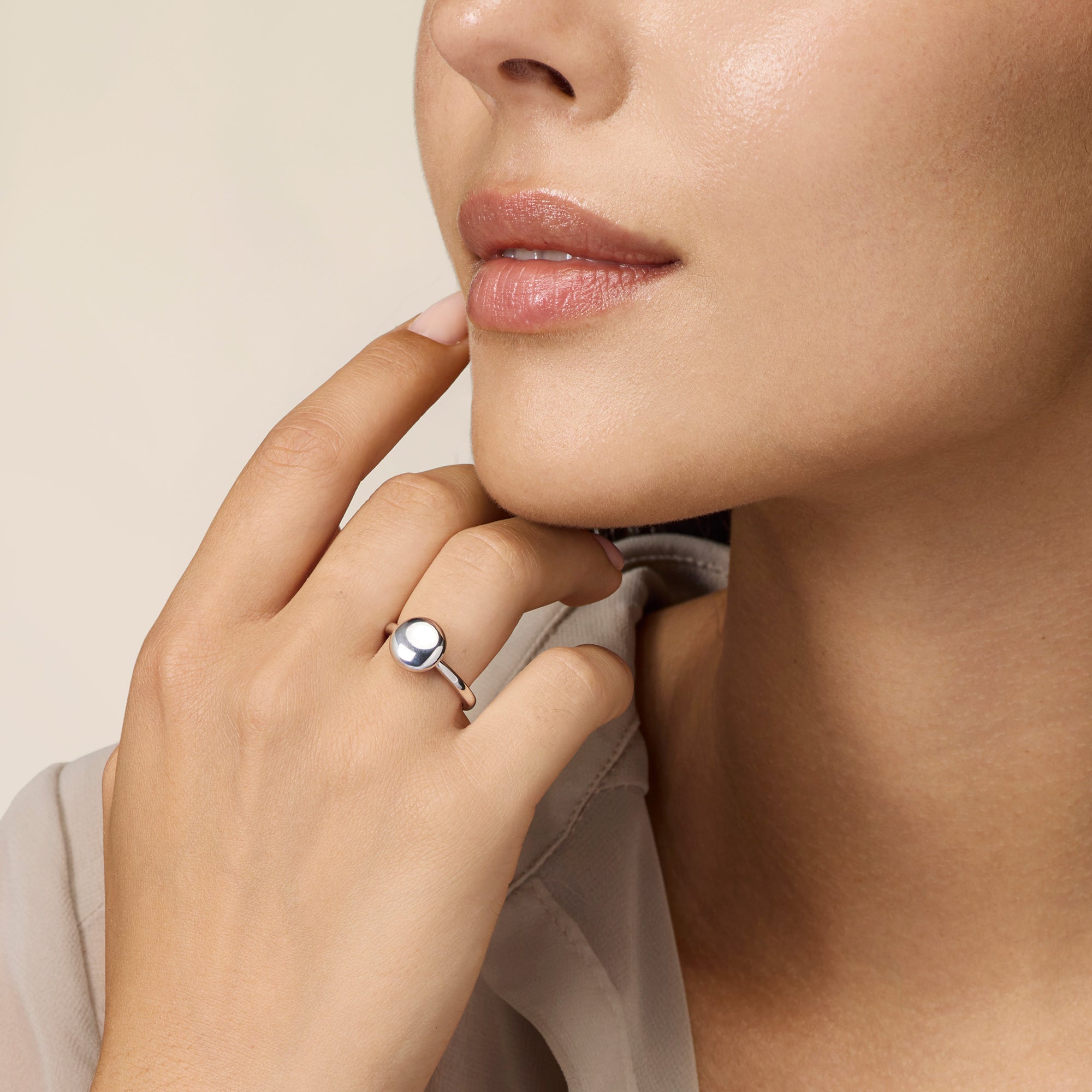 MEDIUM WHITE GOLD RING WITH ROUND CENTER