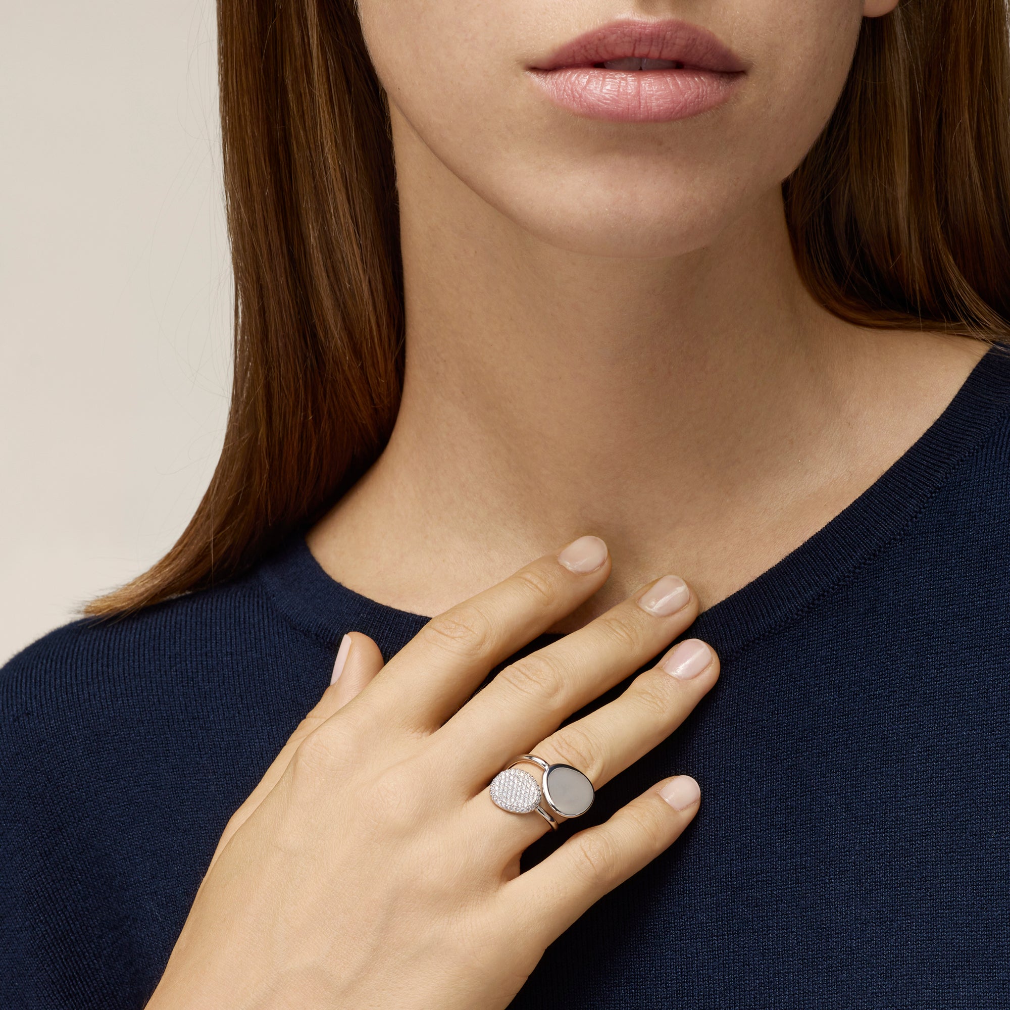WHITE GOLD CONTRARIÉ RING WITH DIAMONDS