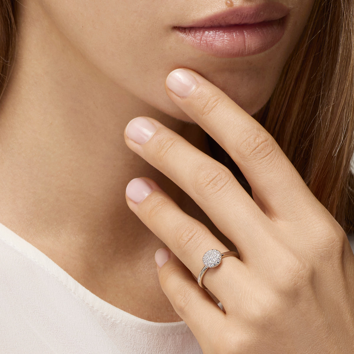 SMALL WHITE GOLD RING WITH ROUND CENTER AND DIAMONDS