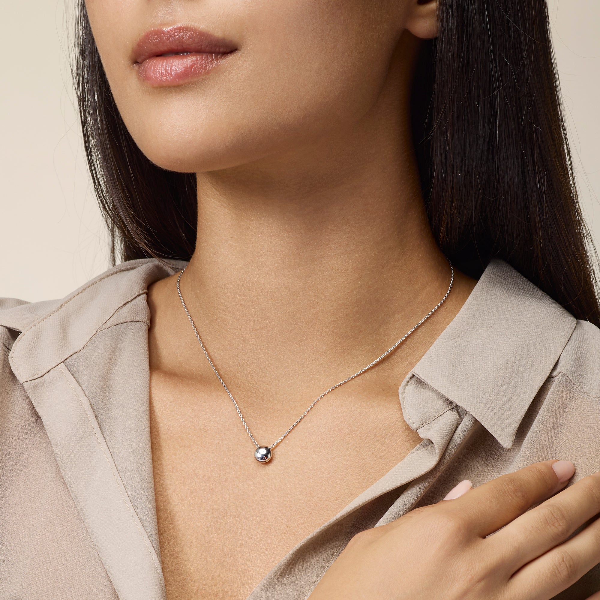 SMALL WHITE GOLD PENDANT NECKLACE WITH ROUND ELEMENT
