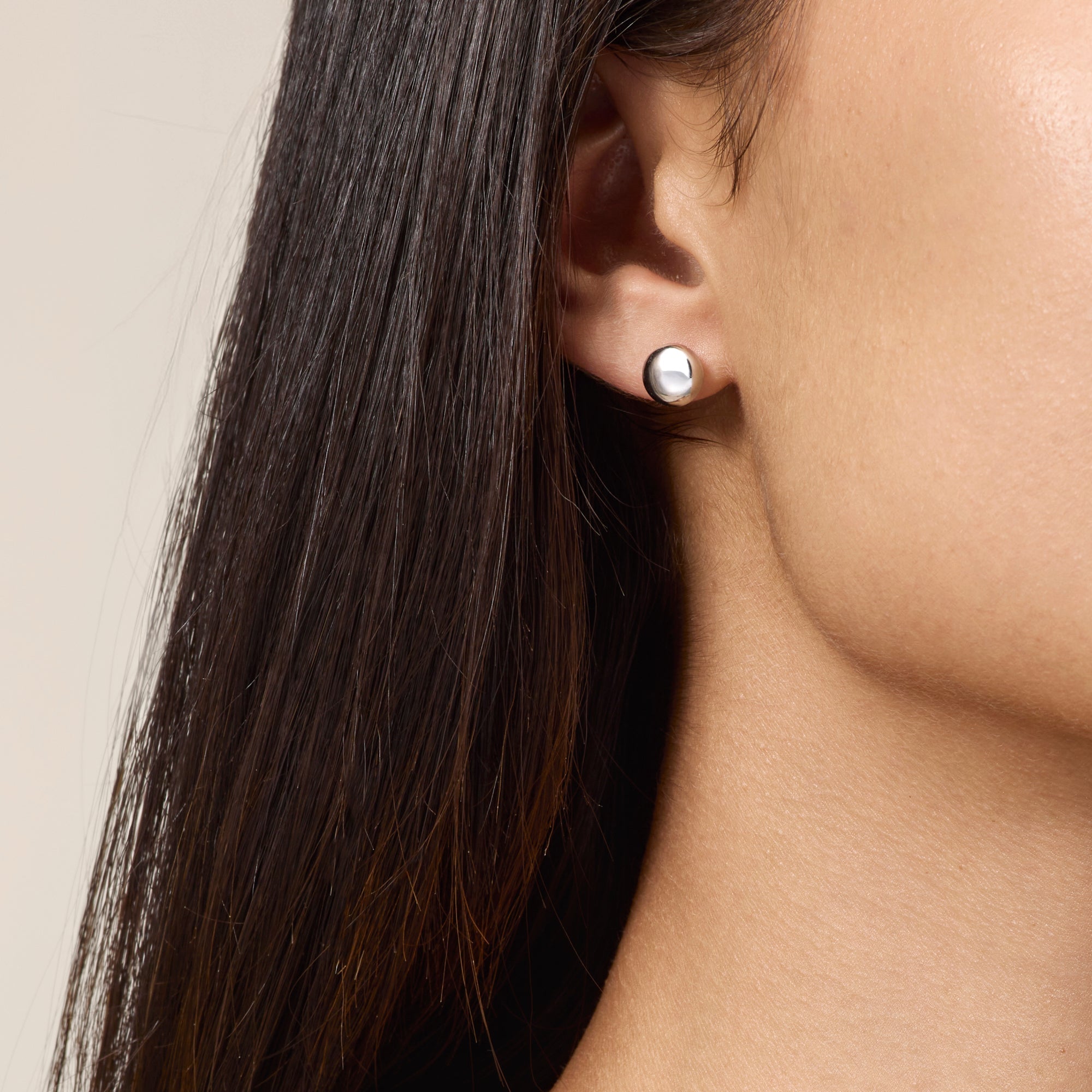 SMALL WHITE GOLD STUD EARRINGS WITH ROUND ELEMENT
