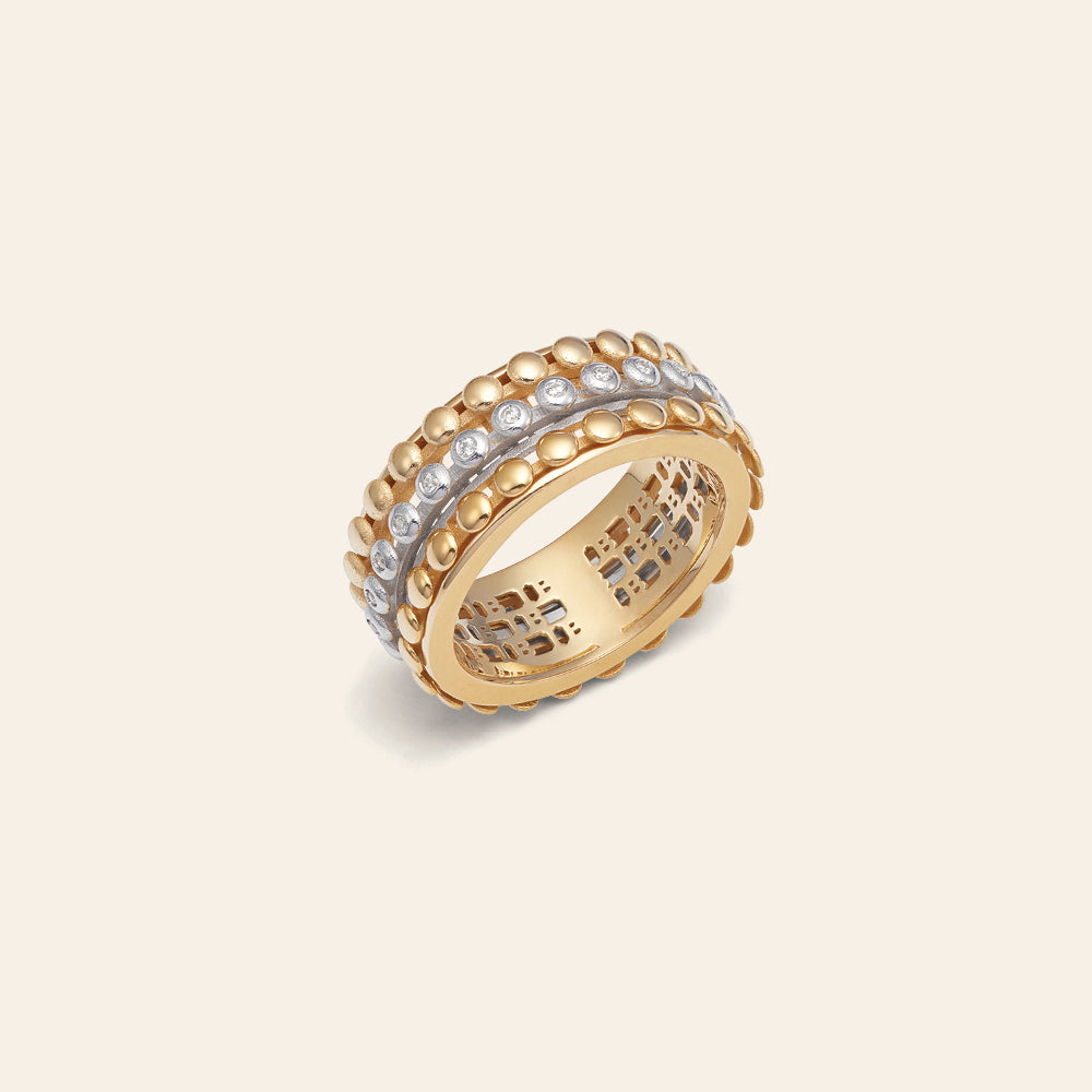 YELLOW GOLD BAND RING WITH DIAMONDS