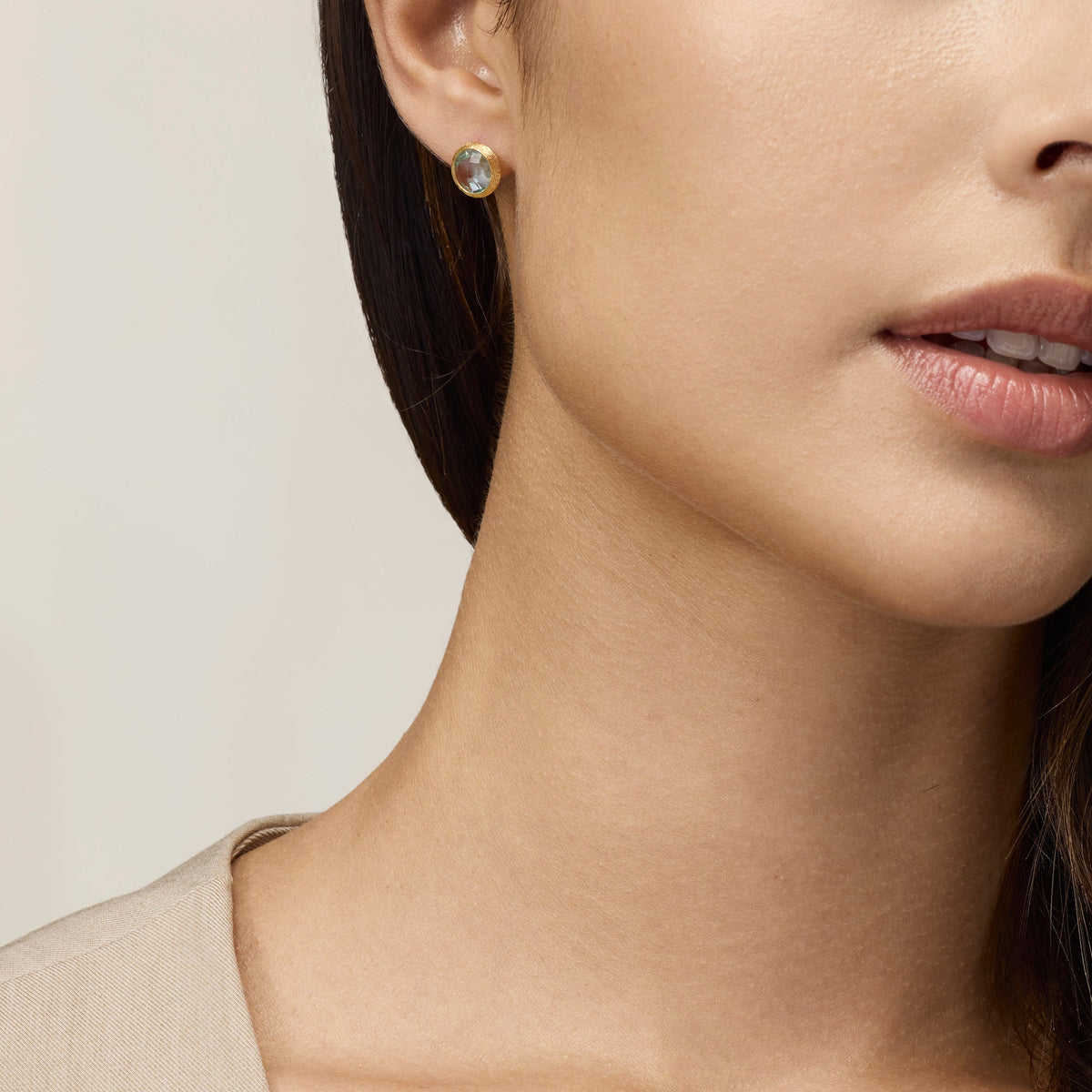 SMALL YELLOW GOLD STUD EARRINGS WITH BLUE TOPAZ