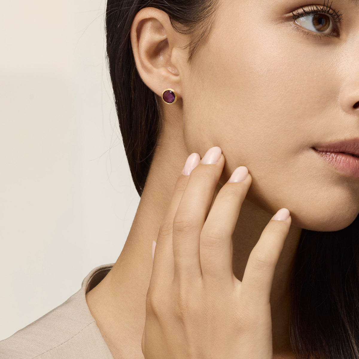 SMALL YELLOW GOLD STUD EARRINGS WITH AMETHYSTS